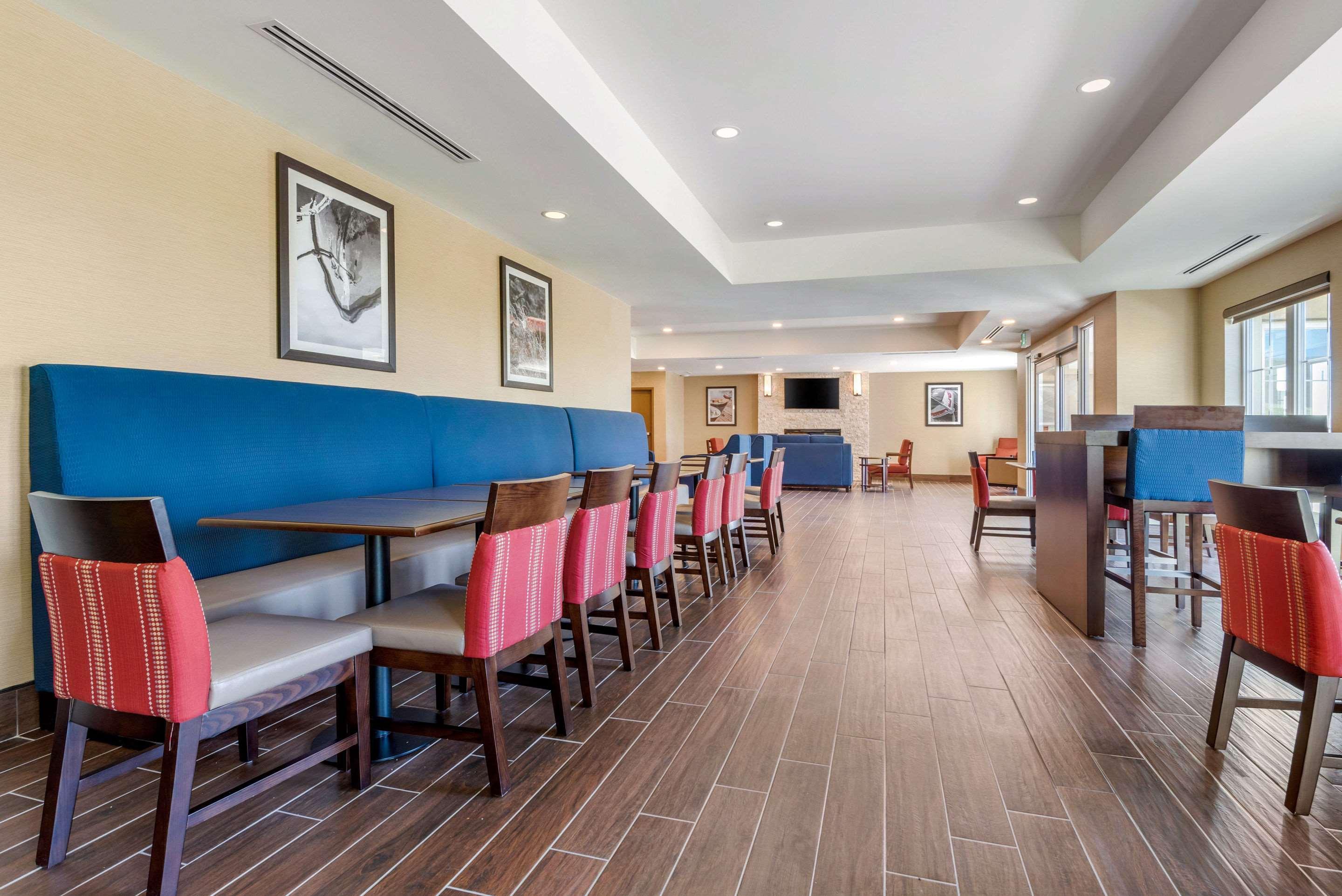 Comfort Inn & Suites Greater Napanee Exterior photo