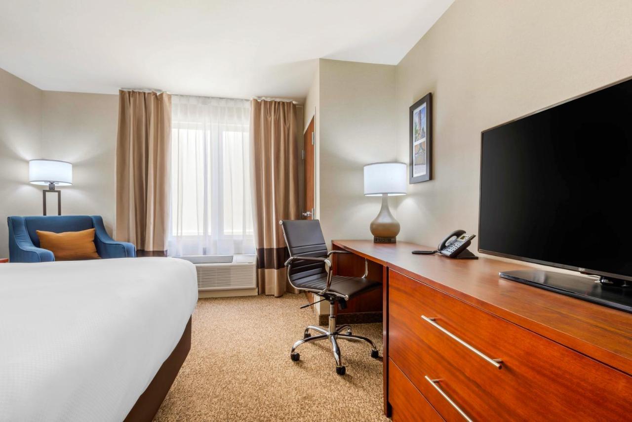 Comfort Inn & Suites Greater Napanee Exterior photo